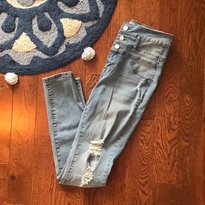 BNWOT Refuge light ripped denim skinny jeans